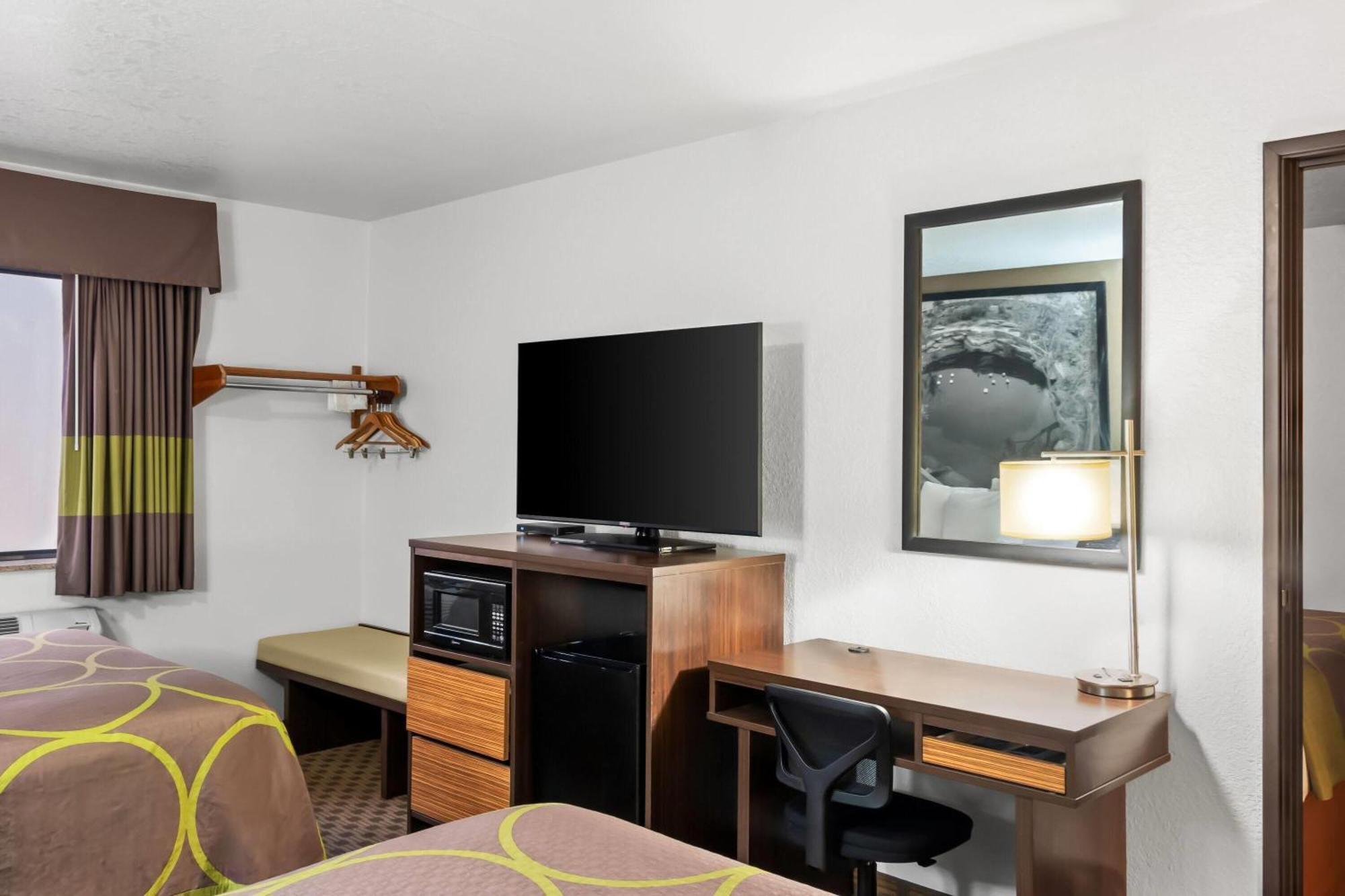 Super 8 By Wyndham Santa Rosa Hotel Exterior photo