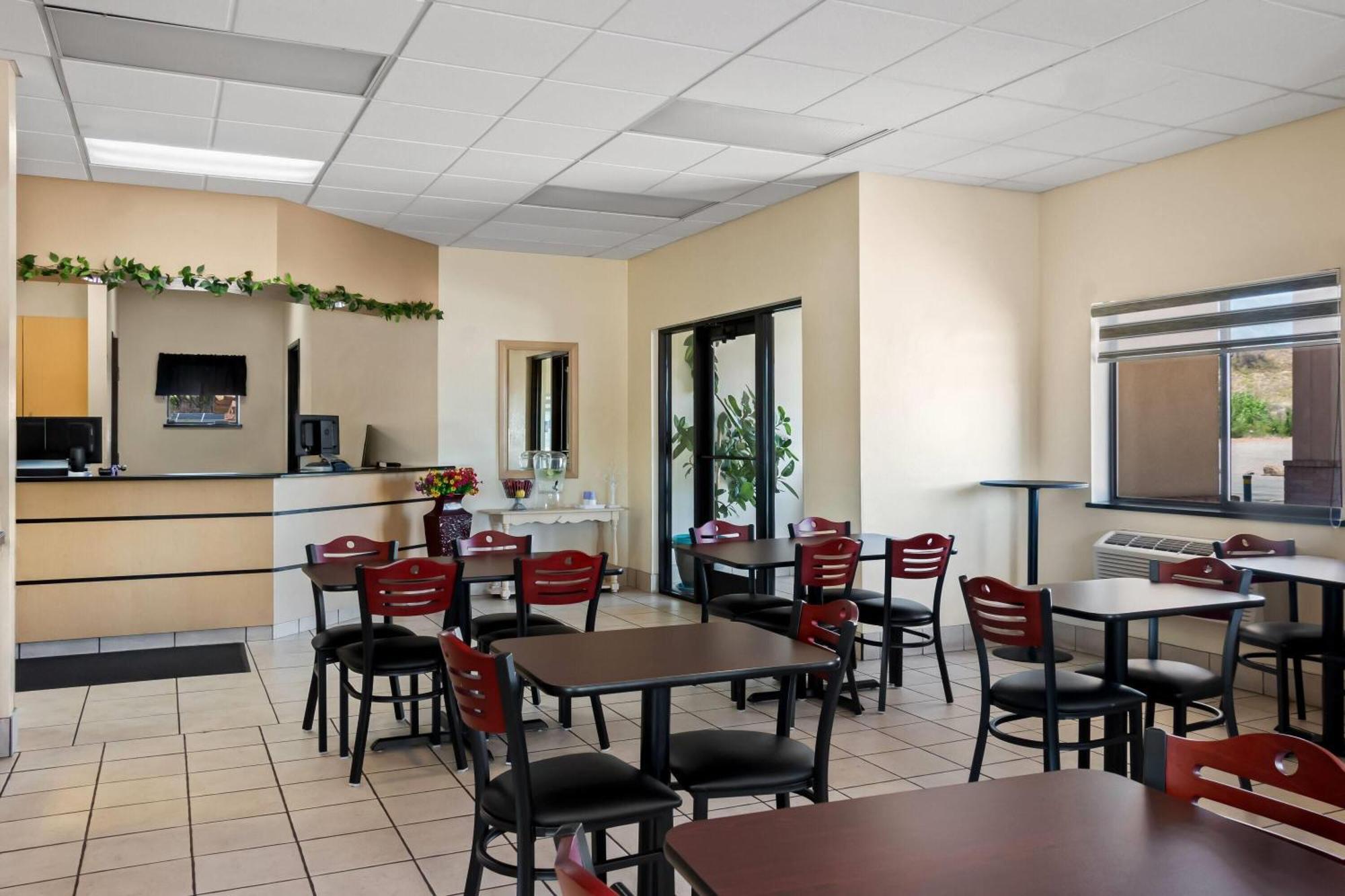 Super 8 By Wyndham Santa Rosa Hotel Exterior photo